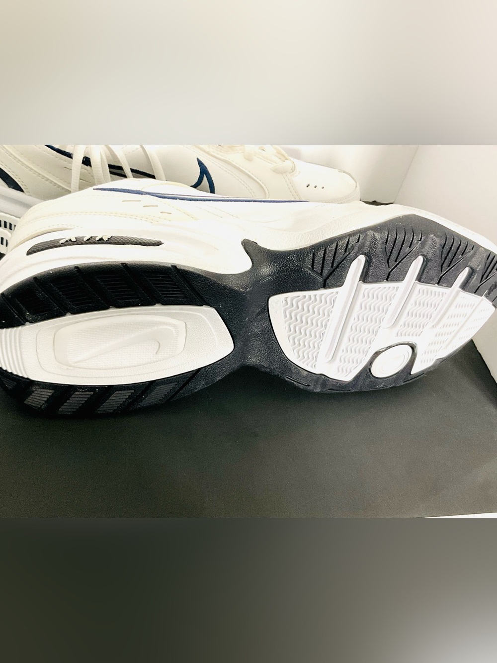 Nike Air Monarch IV White Navy Sneakers Men’s Size 10.5 Walking Shoes - Picture 2 of 7